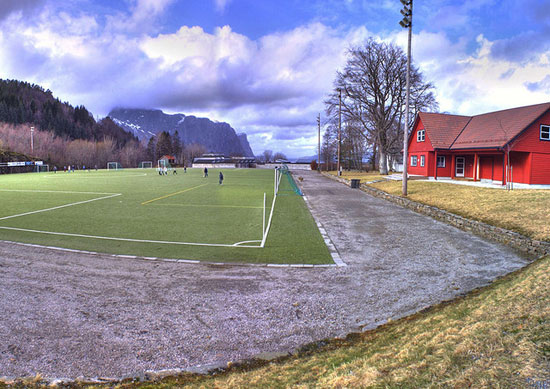Frå fotballbane i Hyllestad. Foto: Egil Husabø / Flickr / CC BY-SA 2.0-lisens