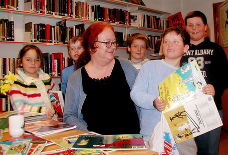 Låner flest bøker lengst vest Forfattaren Kjersti Scheen på besøk på biblioteket på Utsira. FOTO: Atle Grimsby/Flickr/CC-lisens