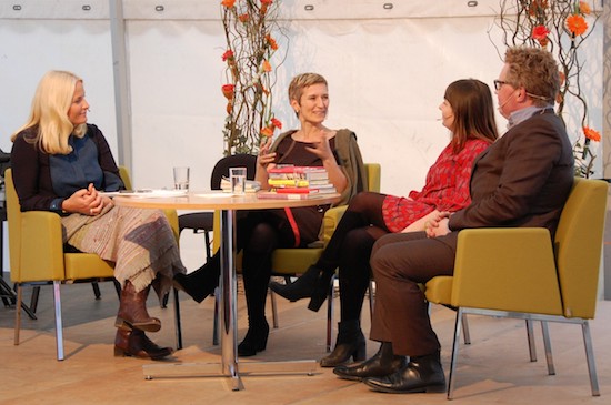 Esther Moe (i midten) med kronprinsessa på litteraturtoget, saman med Anette Garpestad som er marknadssjef for nye medium i Cappelen, og forfattar Vidar Kvalshaug. Foto: Det kongelege hoff 