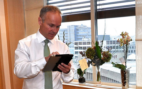 Kommunal- og moderniseringsminister Jan Tore Sanner på kontoret sitt i regjeringskvartalet. Foto: KMD