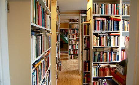 Tvedestrand har ein av to bokbyar i Noreg, med eit enormt utval av litteratur. Foto: Kjartan Helleve