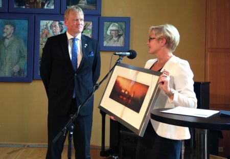 Ørsta-ordførar Rune Hovde tok i mot prisen som beste nynorskkommune i 2013 av dåverande kommunalminister Liv Signe Navarsete.