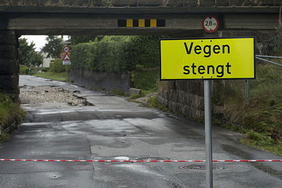 Flaum ramma Rogaland i helga, som her på Vigrestad. Ifølgje ein ny rapport manglar mange kommunar avtalar med frivillige organisasjonar om kva som skal skje i ekstremsituasjonar. Foto: Carina Johansen / NTB scanpix / NPK