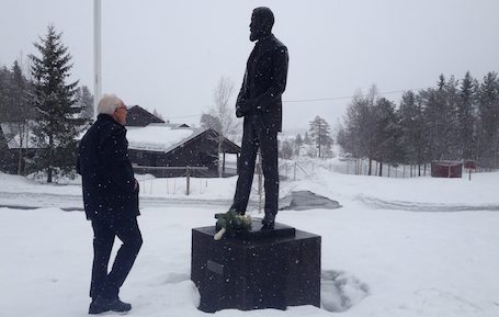 Her Olav Vesaas ved Vinje-statuen like ved gamle Vinje skule der senteret er tenkt plassert. Foto: Signe Marie Kittelsaa/Vinje kommune.