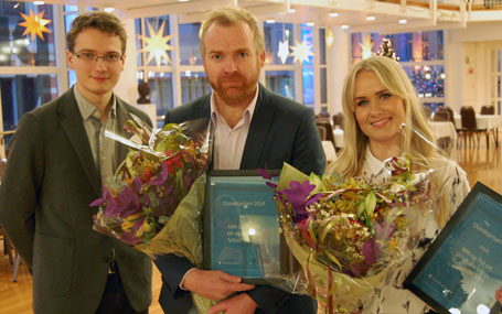 Julie Strømsvåg tok imot prisen for TV2, og Rune Haug tok imot prisen for NRK. Her med leiar av Målungdommen, Karl Peder Mork. Foto: NMU