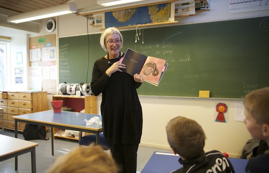 Erna Osland er ein av forfattarane som deltok under Falturiltufestivalen 2014. Her på besøk på Langeland skule. Foto: Svein Olav Langåker