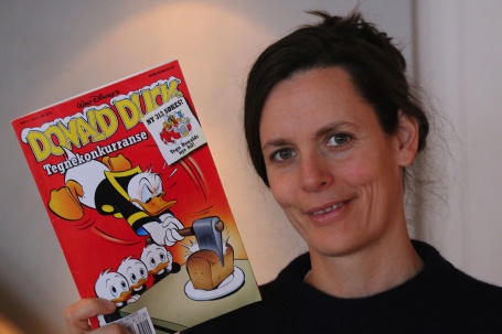 Leiar i Noregs Mållag Marit Aakre Tennø held opp Donald-bladet som inneheld nynorsk. No vil ho ha meir nynorsk i Andeby. Foto: Noregs Mållag