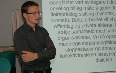 Karl Peder Mork, leiar i Norsk Målungdom, er ikkje nøgd med det han kallar nynorskdumping på Regjeringa sine nettsider. Foto: Norsk Målungdom