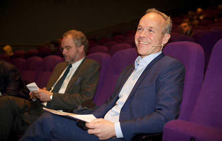 Jan Tore Sanner (H) hadde med seg Fylkesmann i Hordaland Lars Sponheim for å snakka om på det første folkemøtet om kommunereforma i Sunnhordland.
