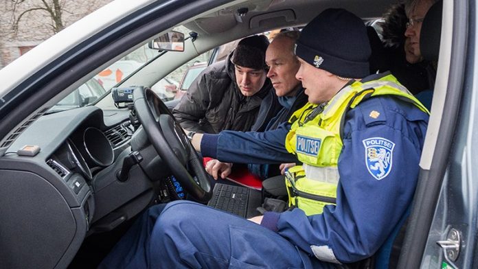 Digitale søk: I alle estiske politibilar er det utstyr for å¨søke opp personar eller bilar. Og alle som blir søkt opp, har rett til å vite kvifor. Foto: KMD