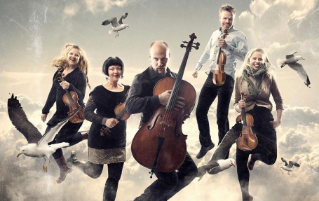 Felespelarane i folkemusikkensemblet Majorstuen skal lage liv under Dei nynorske festspela i sommar. Foto: Marius Beck Dahle