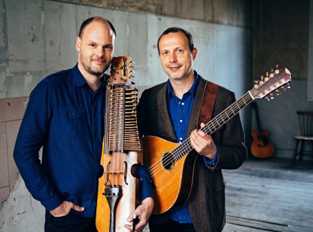 Den svenske duoen Hazelius Hedin er blant artistane som kjem til Folkelarm 2015 i september. (Foto: David Brohede)