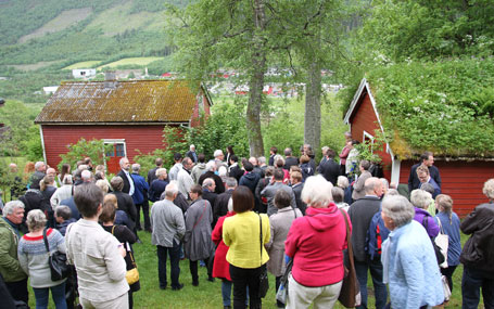 Mykje folk hadde samla seg i Aasen-tunet under opninga av Dei nynorske festspela 2015. Foto: Karoline Riise Kristiansen / NPK