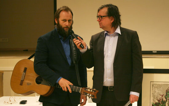 Finn Tokvam delte ut prisen til Stein Torleif Bjella.