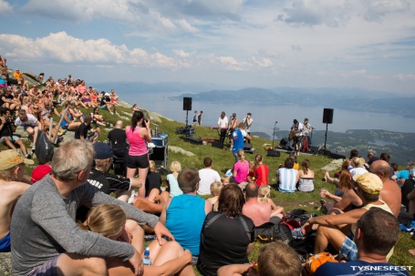 Tysnesfest selde 23.000 billettar i 2014. Dei har plass til fleire på konsertane, men har sett tak på kor store dei vil veksa. Her er det Oslo Ess som spelar på Tysnessåto 753 meter over havet. Foto: Tysnesfest