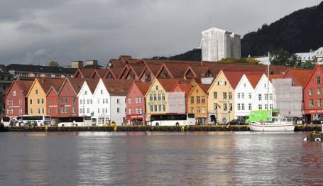 Det går mot eit godt år for reiselivet i Fjord-Noreg, trur administrerande direktør i Fjord Norge. Her Bryggen i Bergen (Foto: Margunn Sundfjord / NPK).