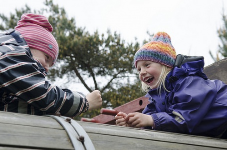 Nora og Tori trivst godt ute i leikestativa på Fitjarstølane barnehage. Arkivfoto: Andrea Nøttveit