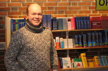 Øystein Vangsnes trur det kan vera ein fordel å læra nynorsk heime og bokmål i storsamfunnet. FOTO: UiT