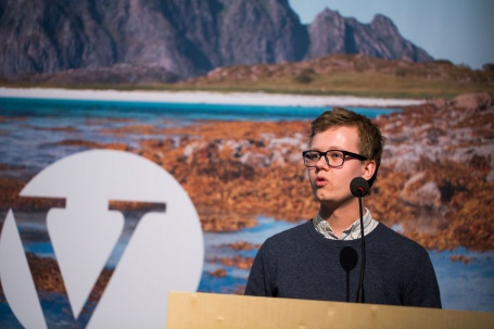 Unge Venstre-leiar Tord Hustveit opnar for at det må vera mogleg å gå mot folkerøystingane om samanslåing. Foto: Jo Straube/Venstre