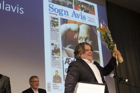 Ansvarleg redaktør i Sogn Avis, Jan Inge Fardal, vart både glad og overraska over prisen. Pressefoto: LLA