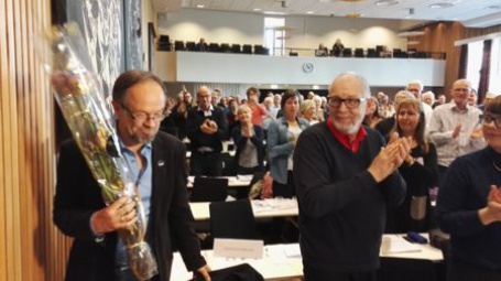 Magne Aasbrenn (60) vert klappa fram under landsmøtet til Noregs Mållag denne helga. Foto: NM