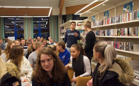Elevar frå Kvinnherad vidaregåande på ein open Me snakkast-debatt i Kvinnherad bibliotek i vår om integrering i regi av biblioteka i Sunnhordland og Framtida.no.