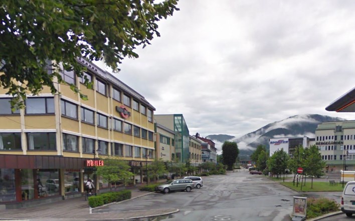Skiltinga av butikkar i Førde er ofte på bokmål. Foto: Google Street View