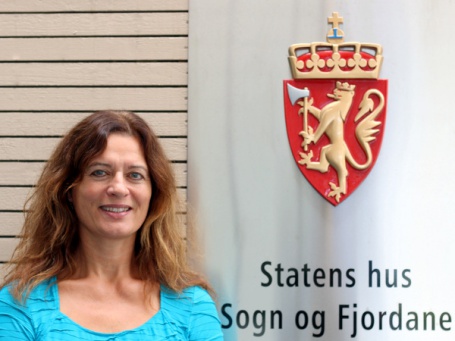 Fylkesmann Anne Karin Hamre ved Statens Hus i Leikanger. Foto: Fylkesmannen