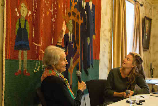 På biletet ser vi Bodil Cappelen i samtale med journalist og litteraturvitar Kaja Schjerven Mollerin. Foto: Harald Johnsen