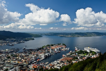 Som den nest største byen i Noreg, og den største på Vestlandet, er det naturleg at Bergen vert sentrum for den planlagde Vestlandsregionen. Foto: Sergey Norin, Flickr