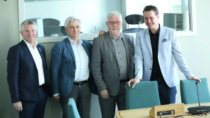 Helge Andre Njåstad (Frp) (t.h.) saman med kollegane i kommunalkomiteen; Geir Toskedal (KrF), André Skjelstad (V) og Bjørn Lødemel (H). Pressefoto