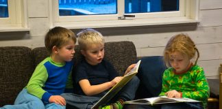 Innspel til Lesekommisjonen frå Nynorskkommunane – Eg er mest glad å lesa i ambulanseboka mi, fortel Symre (5). Ved sida av ho sit frå venstre Trygve (5) og Jørgen (5).