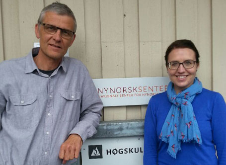 Torgeir Dimmen og Anne Marta Vinsrygg Vadstein ved Nasjonalt senter for nynorsk i opplæringa blir no ein del under Høgskulen i Volda. Foto: Nynorsksenteret