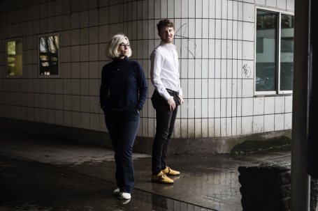 Guri Kulås og Jens Kihl er blant fleire journalistar som skriv nynorsk i Klassekampen. Foto: Christopher Olssøn/Klassekampen/NRK