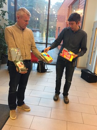 Rektor Lars Bakka tek imot nye bøker til biblioteket, frå redaktør Svein Olav Langåker. Foto: Janne Nerheim