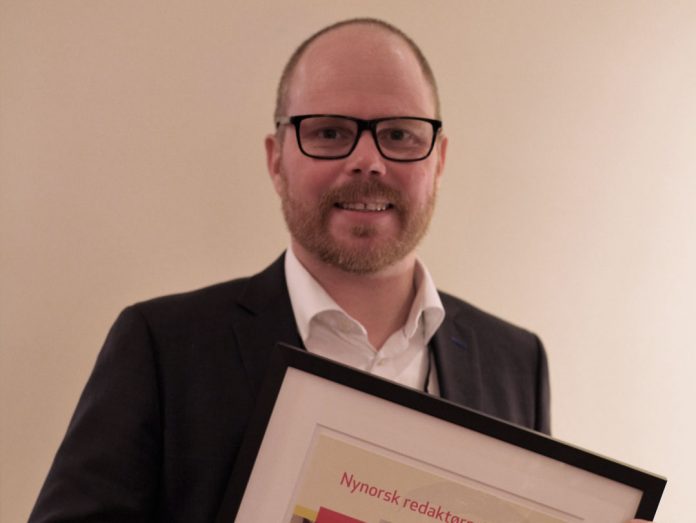 Gard Steiro fekk prisen på haustmøtet til Norsk redaktørforening i Bergen onsdag. Foto: Berit Rekve