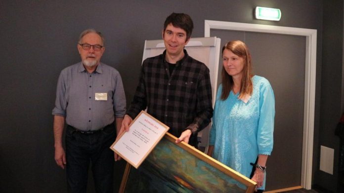 Redaktør Svein Olav Langåker fekk Målprisen av Astrid Olsen og Oddvar Skre, saman med eit maleri av kunstnaren Karl Seim. Foto: Ingrid Hovstad