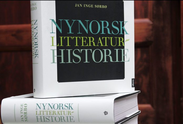 STORT VERK: Nynorsk litteraturhistorie er den første i sitt slag. Boka er på heile 680 sider og veg 2,2 kilo. Foto: Margunn Sundfjord / NPK