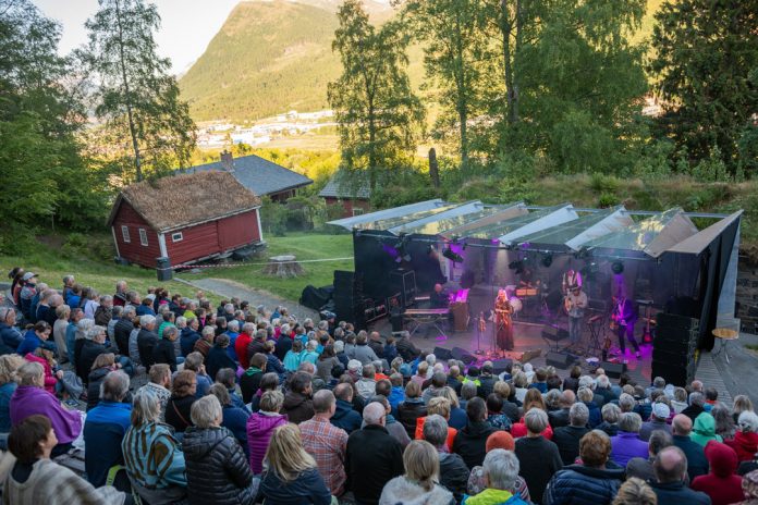 Frå konserten til Sigrid Moldestad i Uteamfiet. Foto: Aasentunet