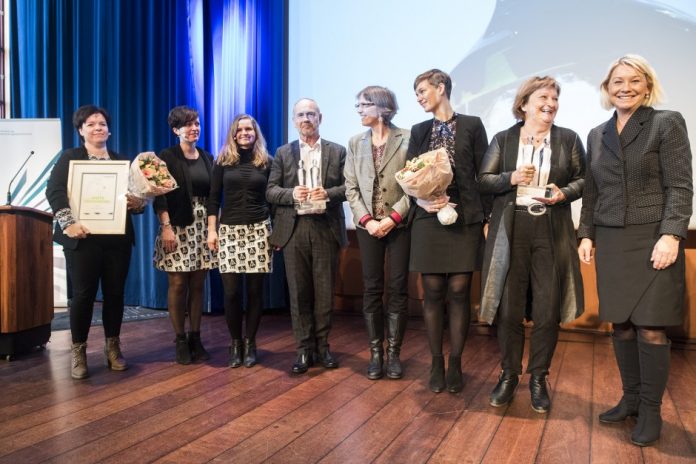 Kommunalminister Monica Mæland (til høgre) delte ut klarspråkprisane 2018 til Hå kommune, Utlendingsnemnda og Connie Slettan Olsen (til venstre). Foto: Difi