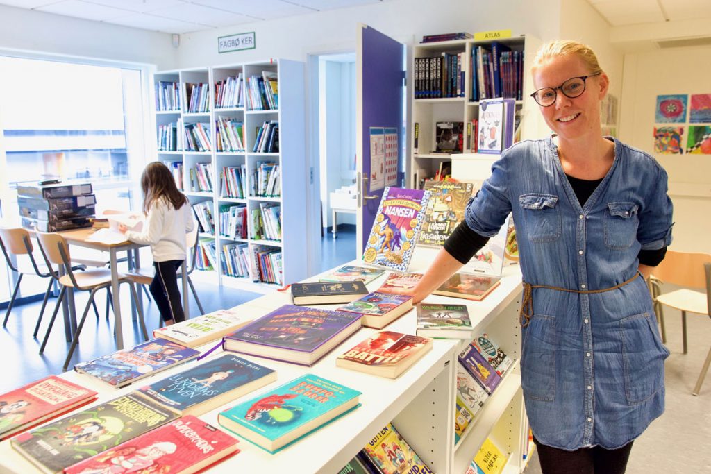 Silje Vågen Torbjørnsen vil gjerne ha fleire bøker på nynorsk på skulebiblioteket på Rimbareid barne- og ungdomsskule i Fitjar. Foto: Svein Olav B. Langåker