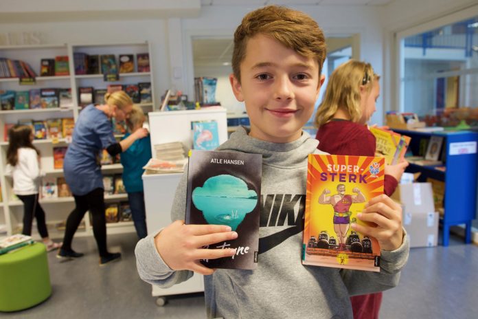 William Andre Hatlevik Helland (9) likar seg på skulebiblioteket på Rimbareid barne- og ungdomsskule. Foto: Svein Olav B. Langåker