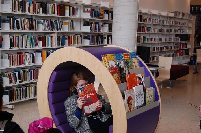 Voss bibliotek er eitt av biblioteka som svarar at dei kjøper inn færre bøker i år enn tidlegare. Foto: Bergen Off. Bibliotek/CC BY 2.0