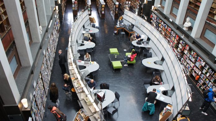 Deichmanske bibliotek i Oslo er eitt av bibliotek som fortel at lånarane er meir positive til nynorsk. Foto: Pedro Layant, CC BY-SA 2.0-lisens