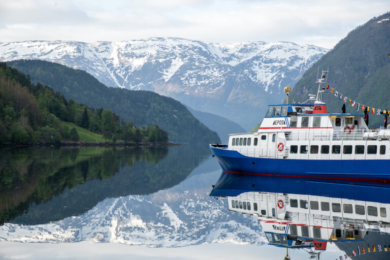 Litteraturbåten Epos inviterer til litteraturcruise i Hardanger heile sommaren!