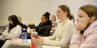 Riksrevisjonen: Nynorskelevar får læremiddel seinare enn bokmålselevar